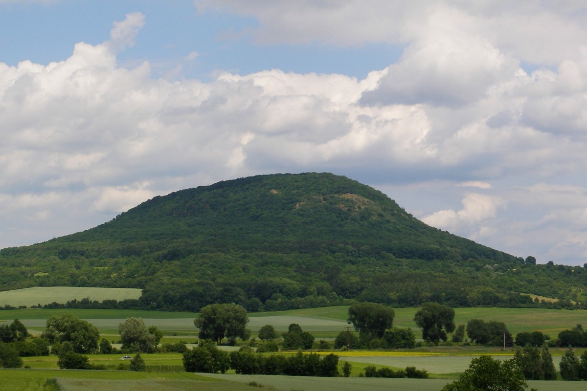 Hora Říp s rotundou sv. Jiří a sv. Vojtěcha