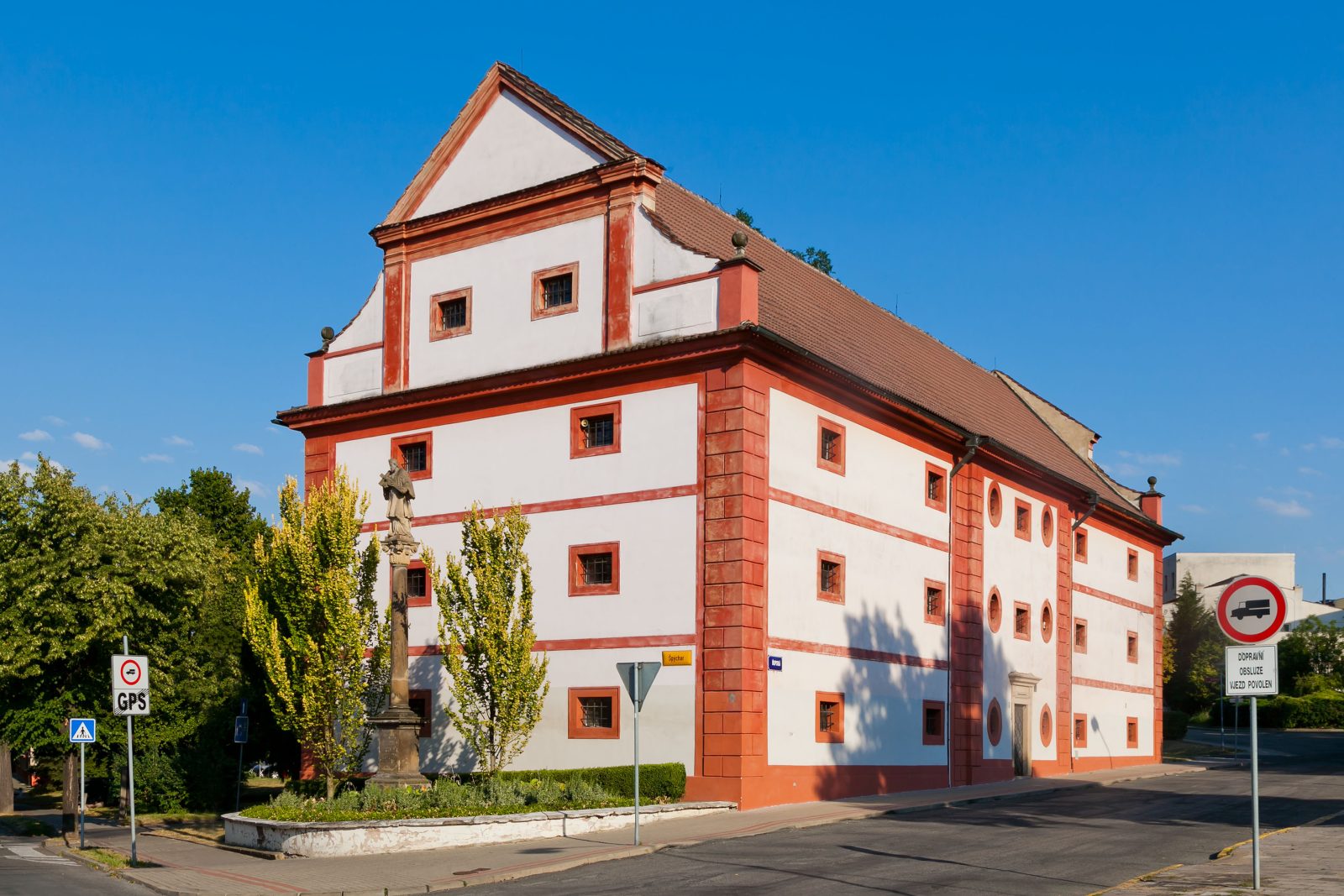 Špýchar a socha sv. Jana Nepomuckého