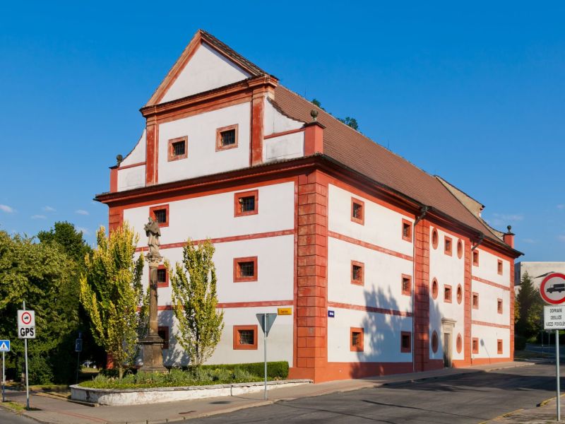 Špýchar a socha sv. Jana Nepomuckého