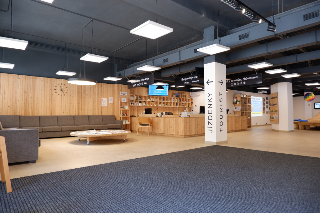Interiér centra – jízdenky a tourist info