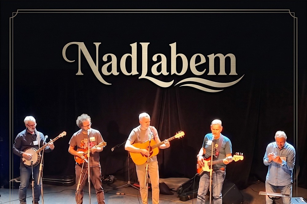 Koncert skupiny NadLabem v Caffé Říp